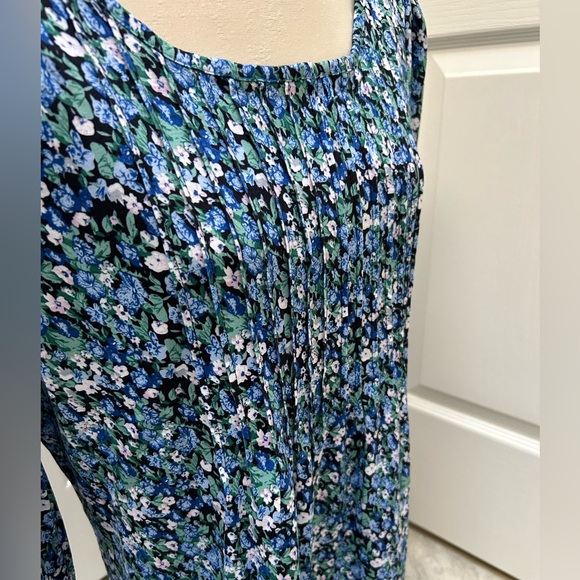NWOT Pretty Floral Top - Picture 4 of 8